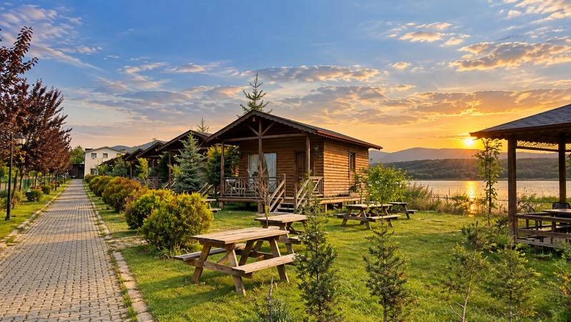 KOD 1603 - Gököz Gölü Kıyısı Bol Etkinlikli Bungalov Otel
