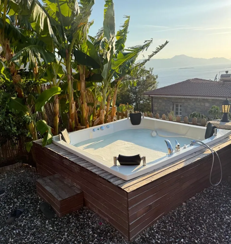 Hacer Tavşan ile Tatilox KOD 4812: Marmaris’te Deniz Manzaralı Jakuzili Bungalov Deneyimi