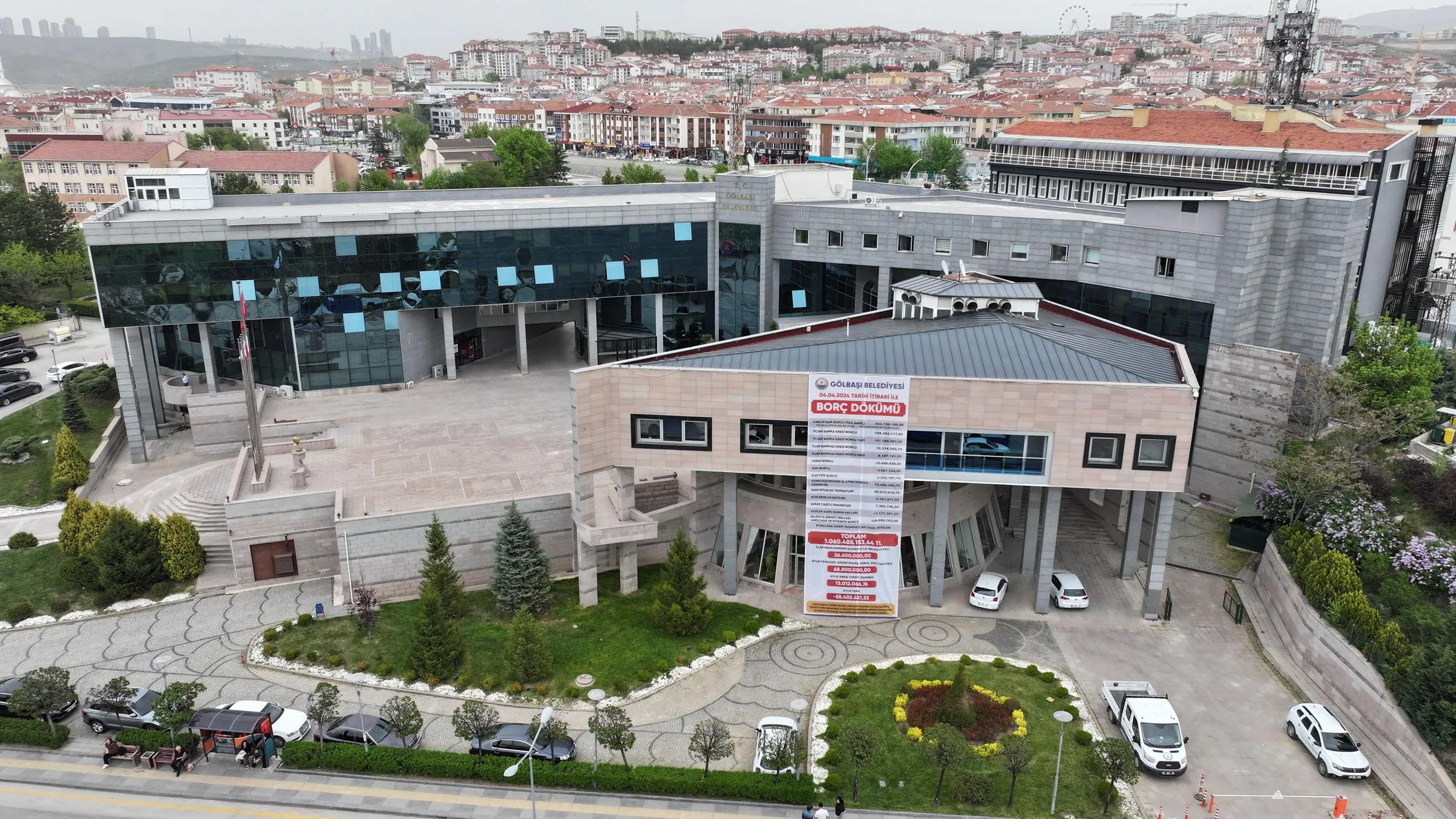 G&ouml;lbaşı Belediye Binası ve Meydanı