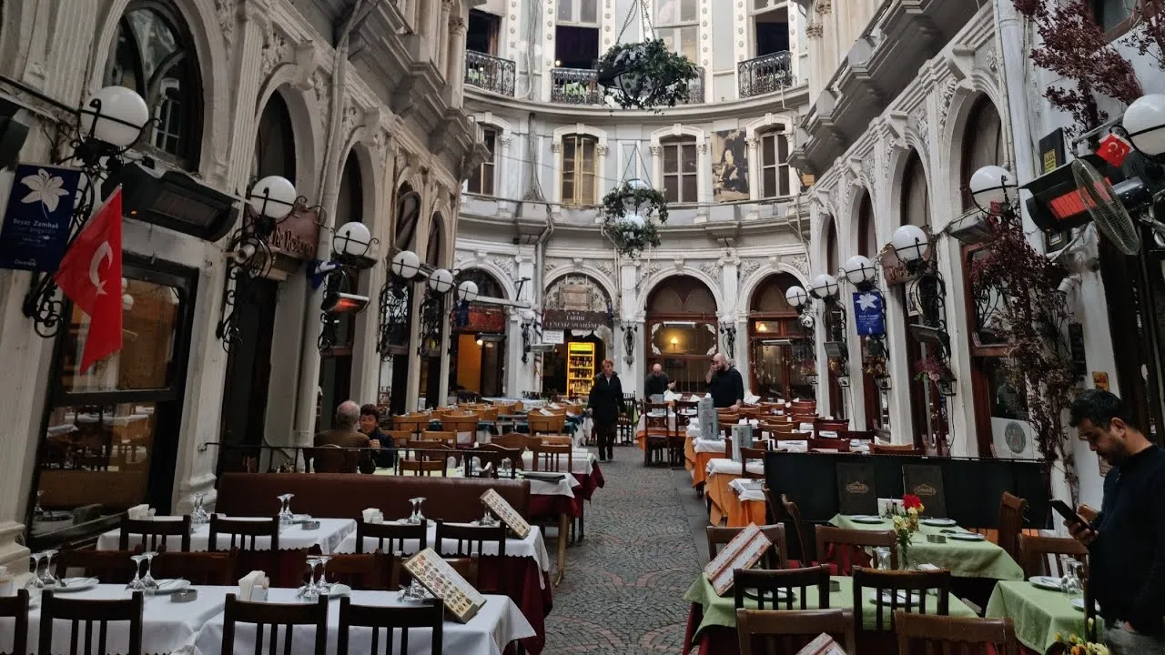 4. Çiçek Pasajı: Güllerin ve Meyhanelerin İç İçe Geçmiş Hikayesi