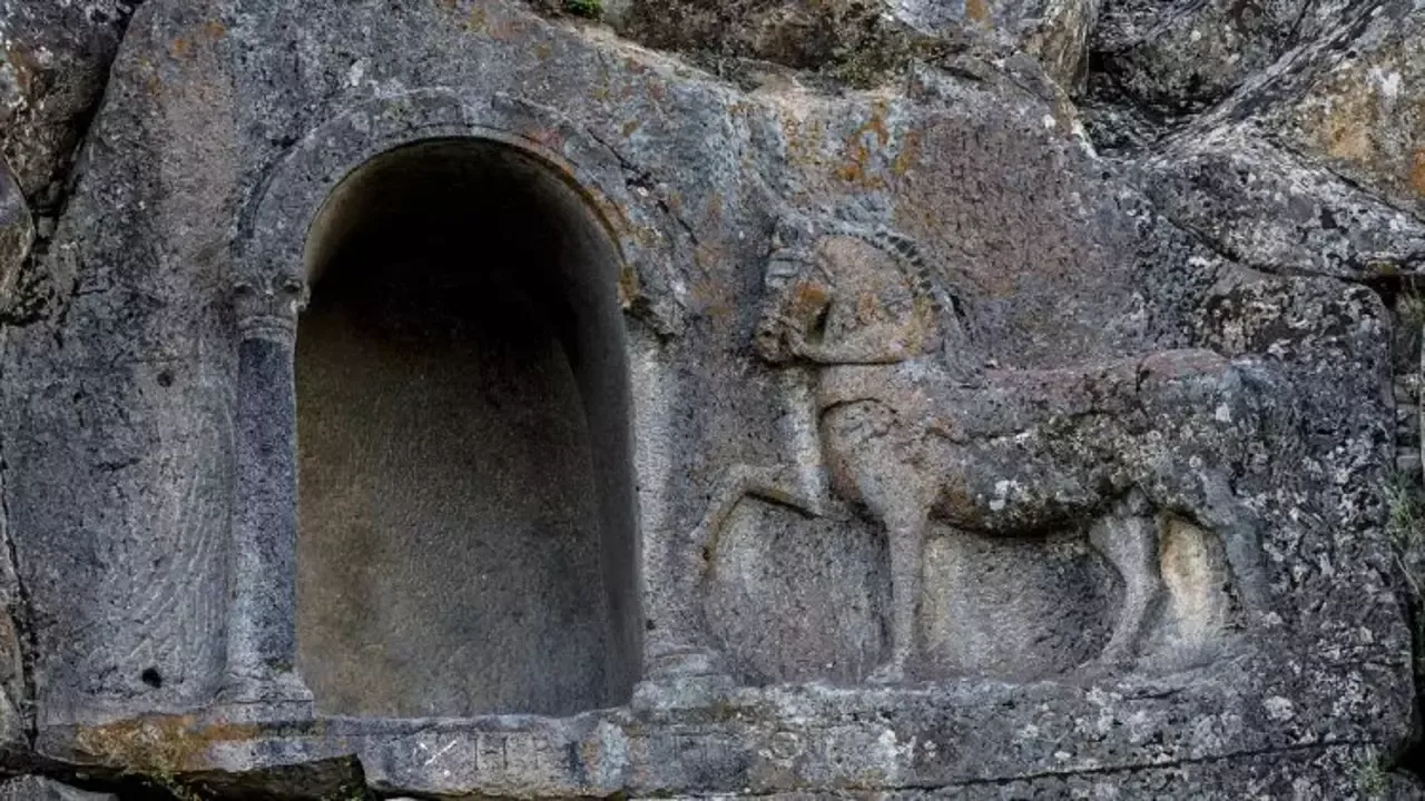 8. Fasıllar Anıtı