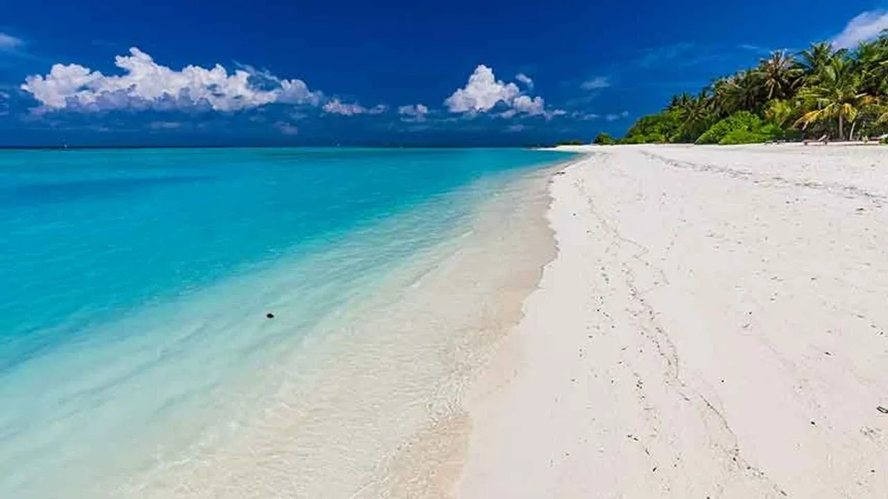 1. Matira Plajı: Beyaz Kumda Hayaller Yürür