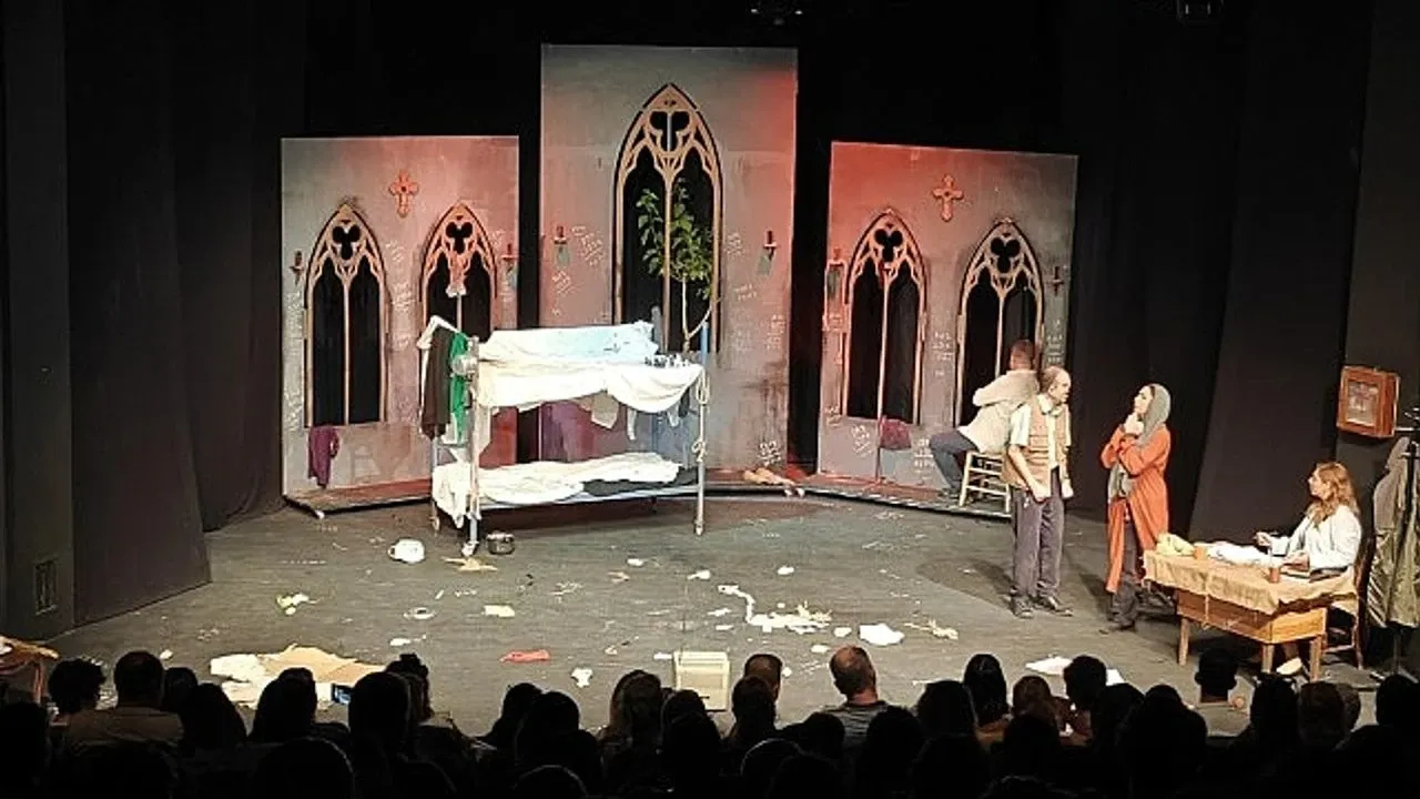 Bornova Açık Hava Tiyatrosu: Yıldızların Altında Sanat