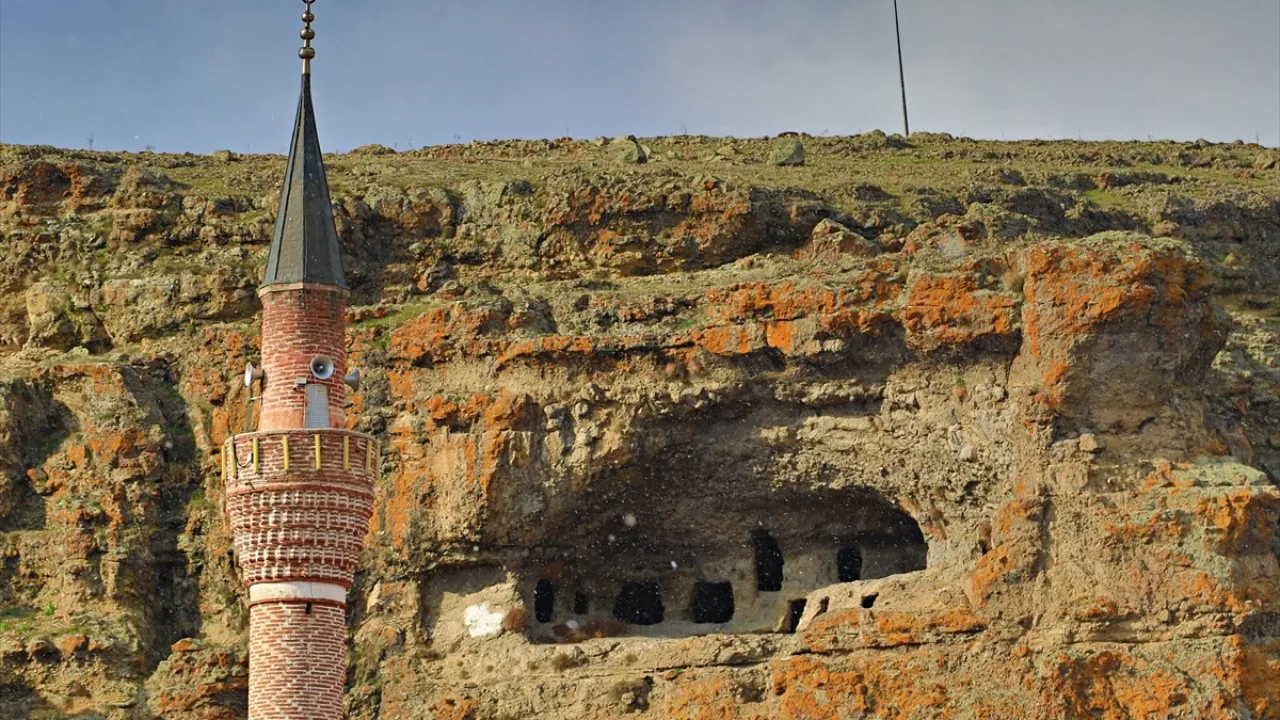 9. Sakaeli Kaya Mezarları