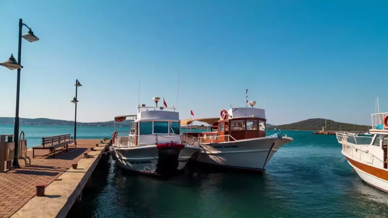 2. Cunda Sahil ve Çarşısı
