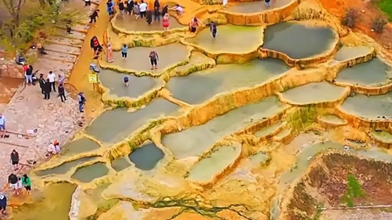 4. Karahayıt Kaplıcaları