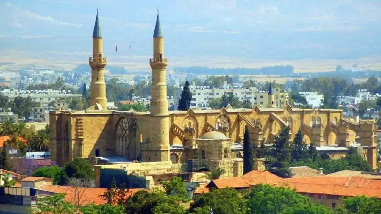 1. Selimiye Camii (Saint Sophia Katedrali)