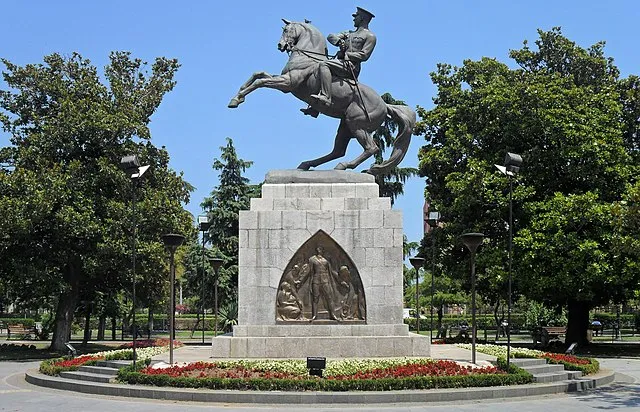 6. Atatürk Heykeli ve Parkı