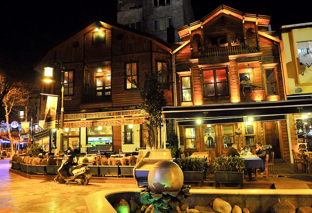 5. Beşçeşmeler Meydanı