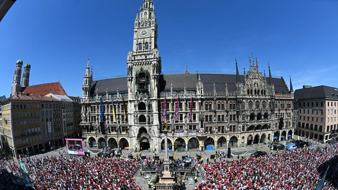 Marienplatz ve Yeni Belediye Binası (Neues Rathaus)
