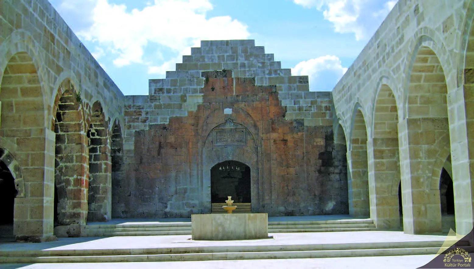 Mahperi Hatun Kervansarayı