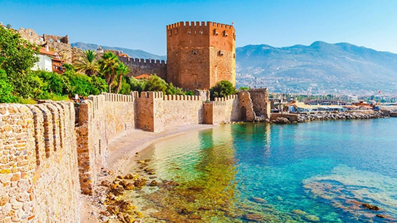 Antalya’da nisan-ekim ayları arasında denize girmek mümkün.