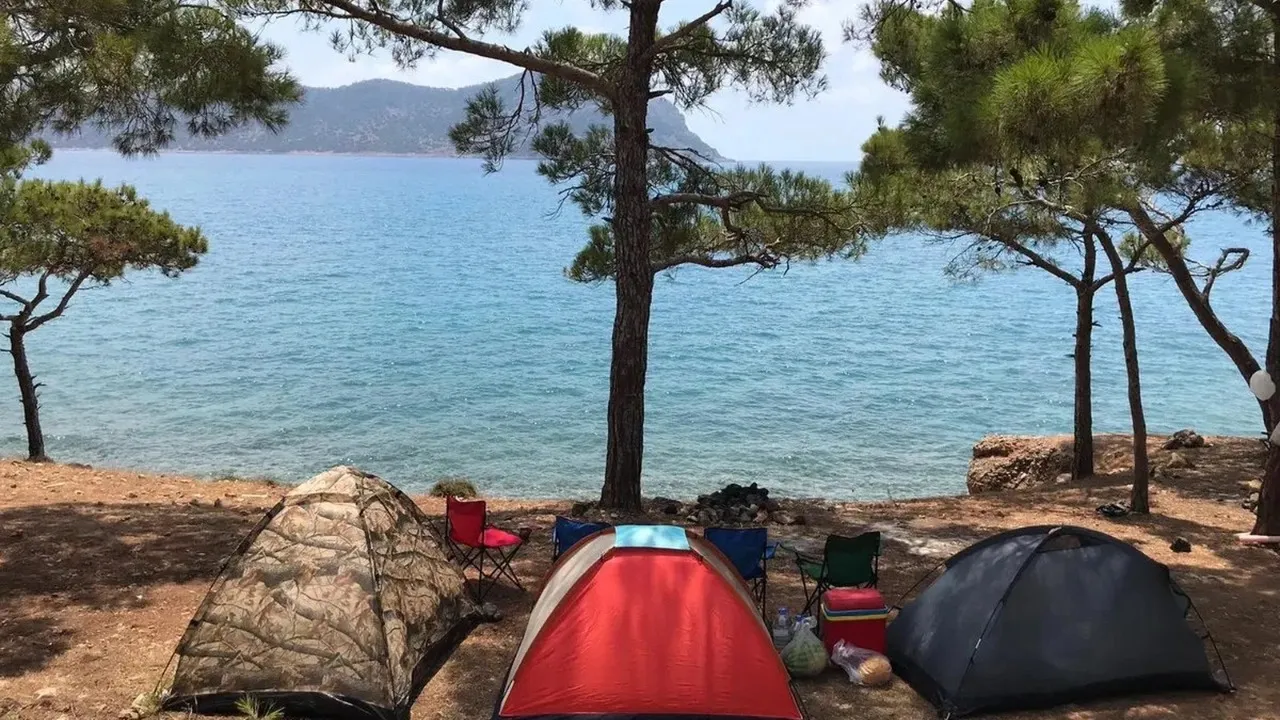deniz kenarında kamp
